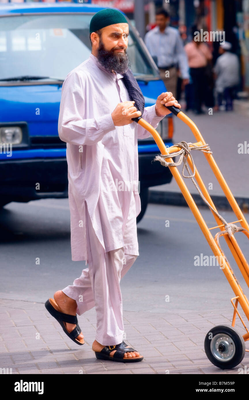 Muslimischen Mann in einer Straße von Deira in Dubai Stockfoto