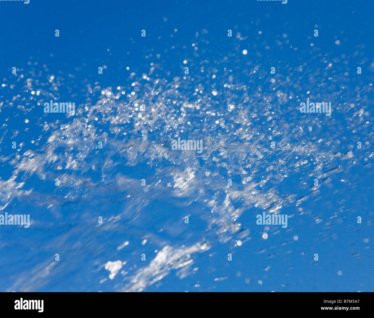 Spray des Wassers gegen blauen Himmel Stockfoto