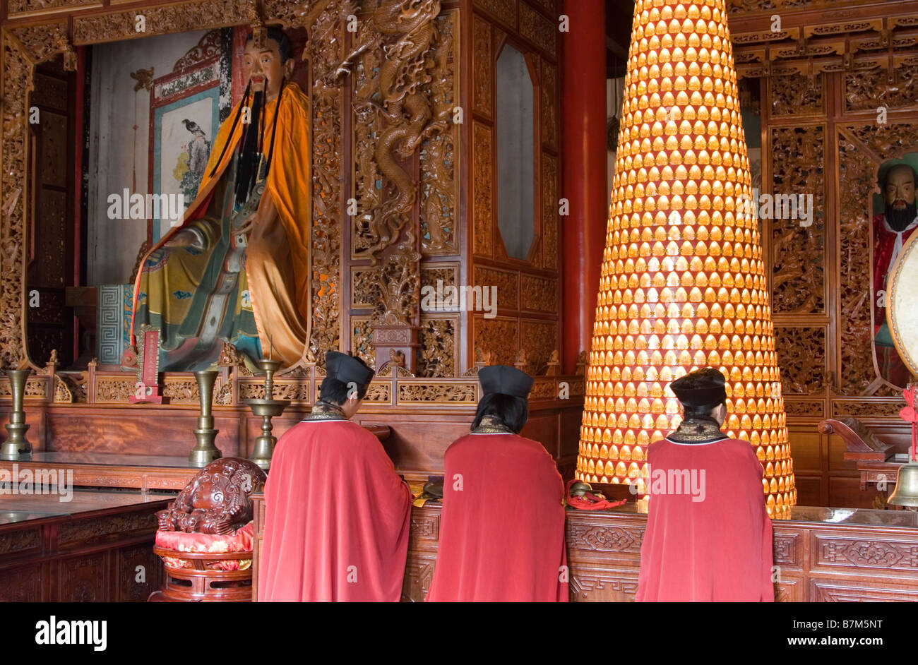 Tao-Mönche, die Durchführung einer religiösen Zeremonie mit Gesang bei Baxian Gong Tempel in Xian in China Stockfoto