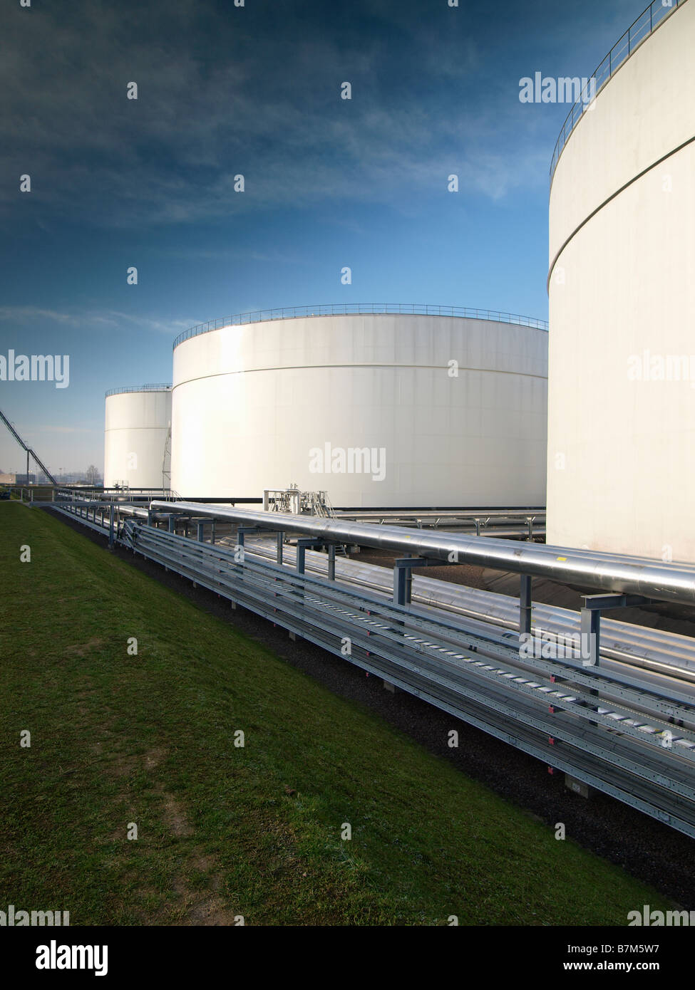 Industrielle Lagerbehälter mit Metallrohren ETT Europoort Rotterdam Niederlande Stockfoto