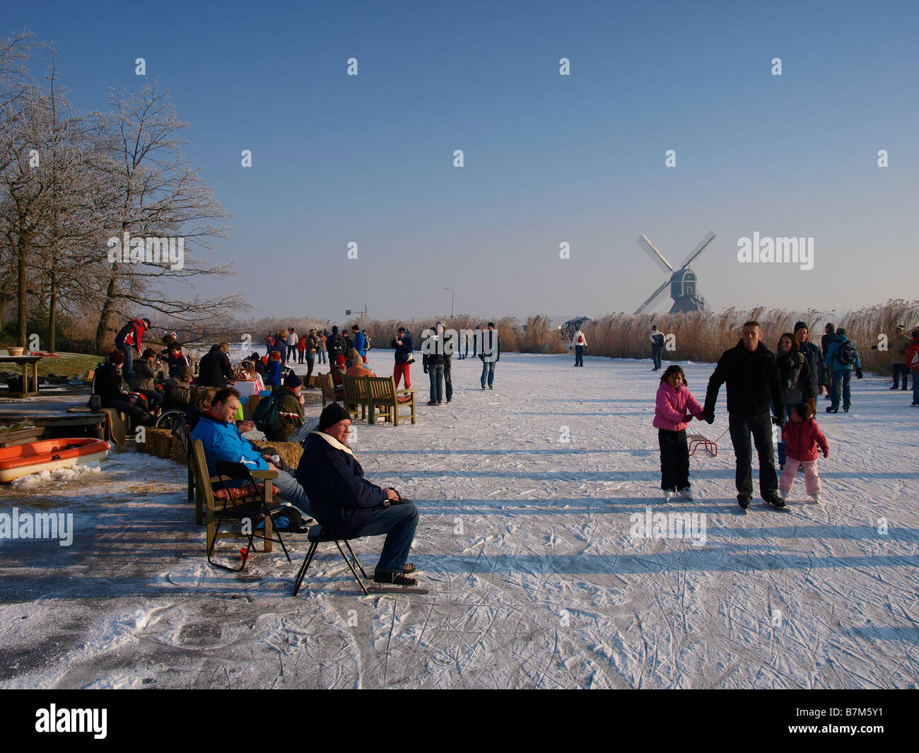 Viele Leute Skaten und ruht auf dem Eis in der Nähe von Oud Alblas Zuid Holland Niederlande Stockfoto