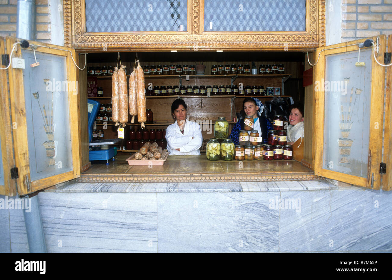 Stall verkaufende Würstchen und Gurken Kolhoznaya bedeckte Basar Samarkand Uzbekistan Asien Basar gegen Osten gedrückt wird Stockfoto