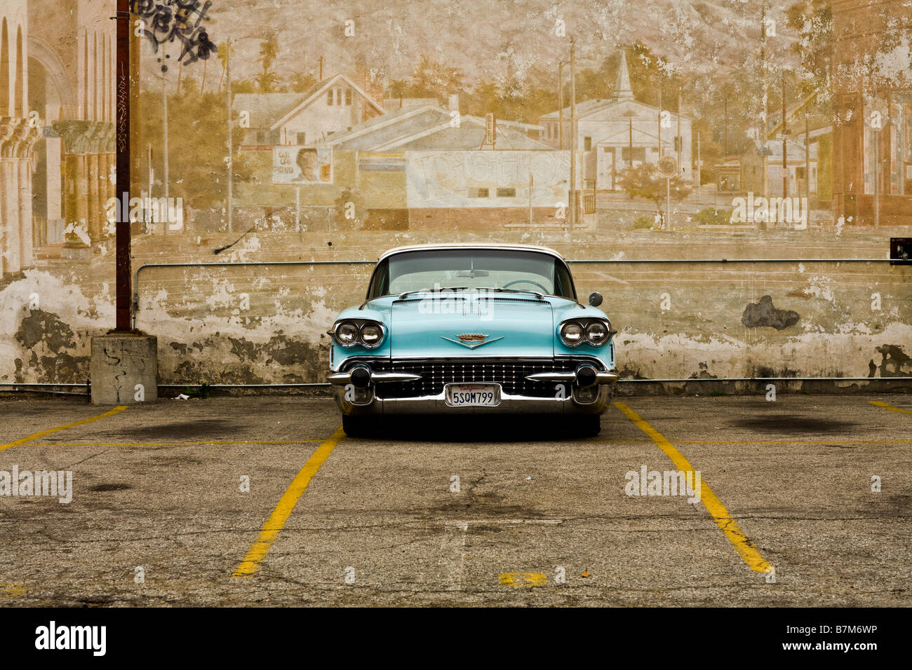 Blauer Cadillac geparkt am Venice Beach Los Angeles County Kalifornien Vereinigte Staaten Stockfoto