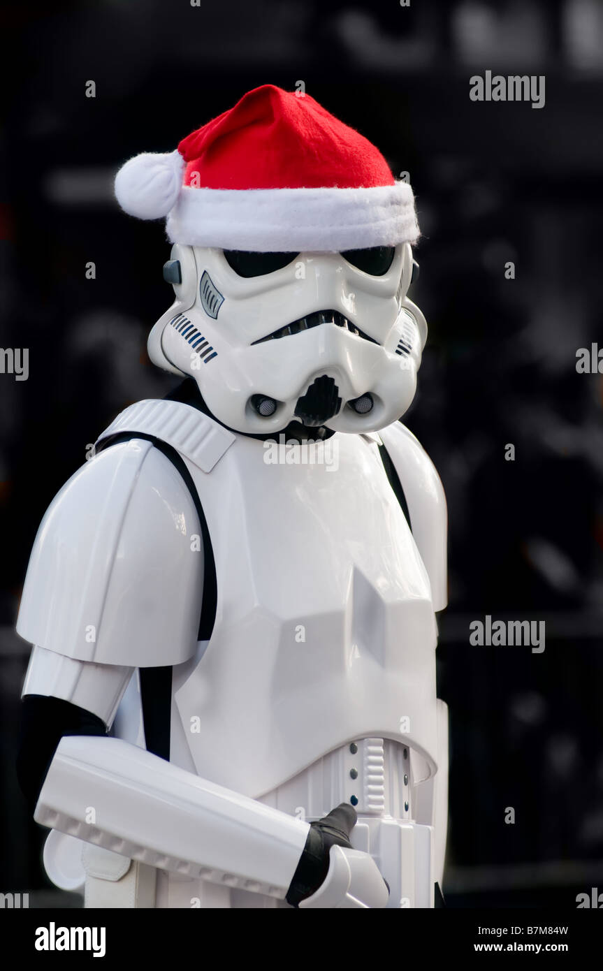 Star Wars Storm Trooper trägt eine Weihnachtsmann-Mütze während des Gehens in einer Ferien-Parade. Stockfoto Star Wars Storm Trooper trägt eine Weihnachtsmann-Mütze während des Gehens in einer Ferien-Parade. Stockfoto