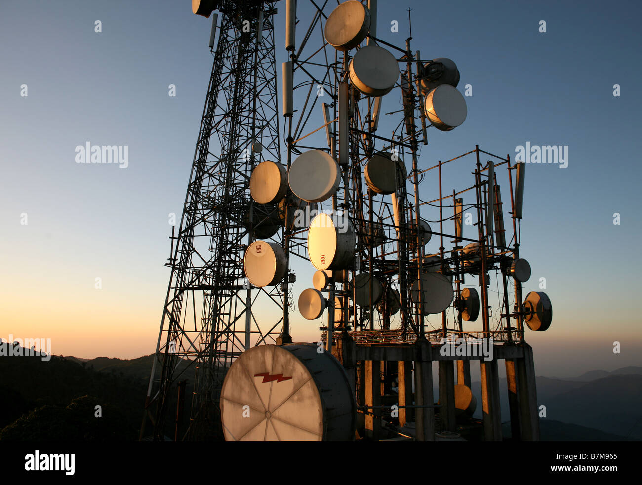 Satellitenschüsseln und Sender im Himalaya. Stockfoto