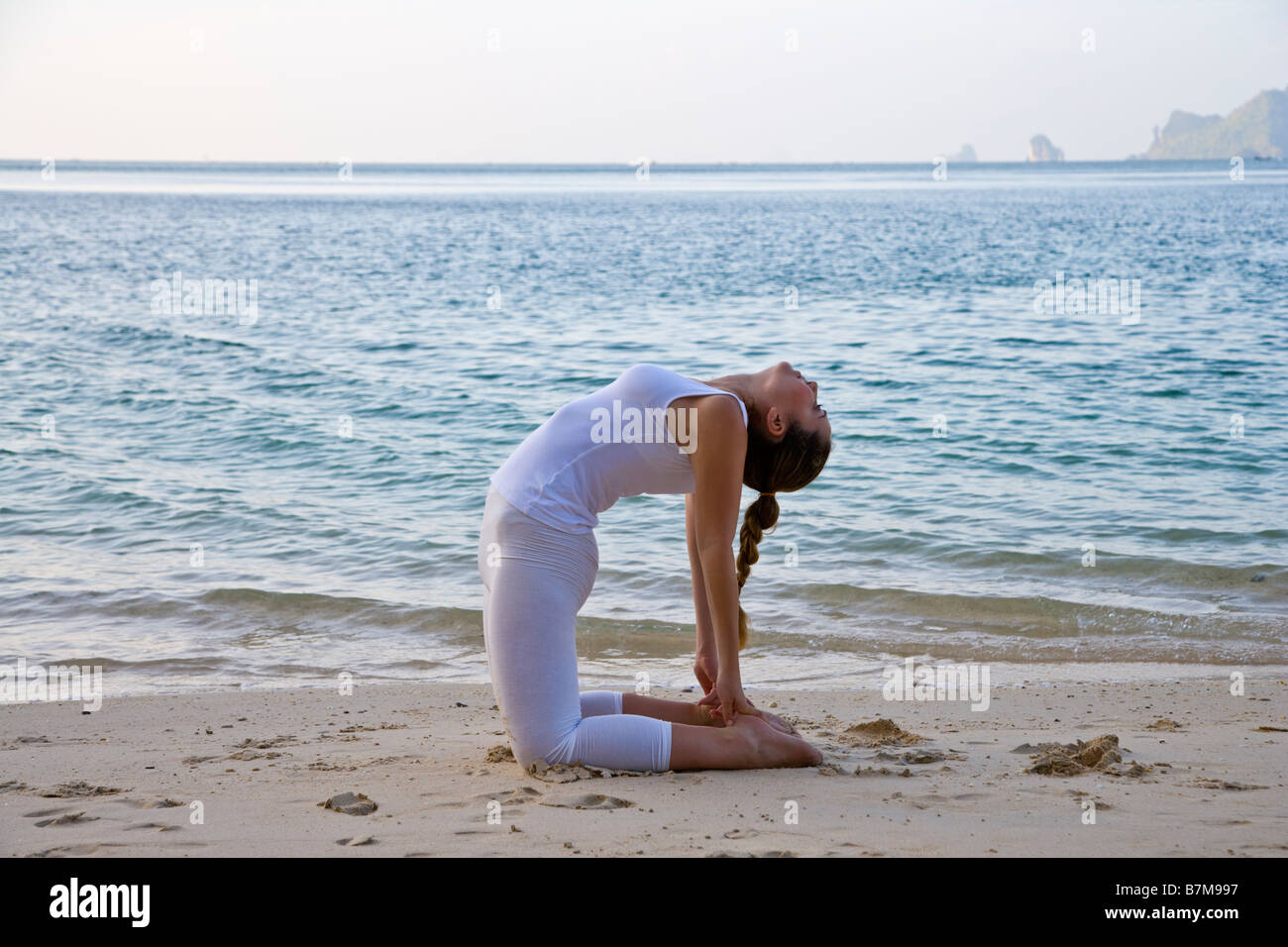 Yoga, Strand, Yoga-Pose, Frau, zurück biegen, Meditation, Entspannung, gesunde Lebensweise, Gesundheit, Wohlbefinden, beleben, flexibel, Körper Stockfoto