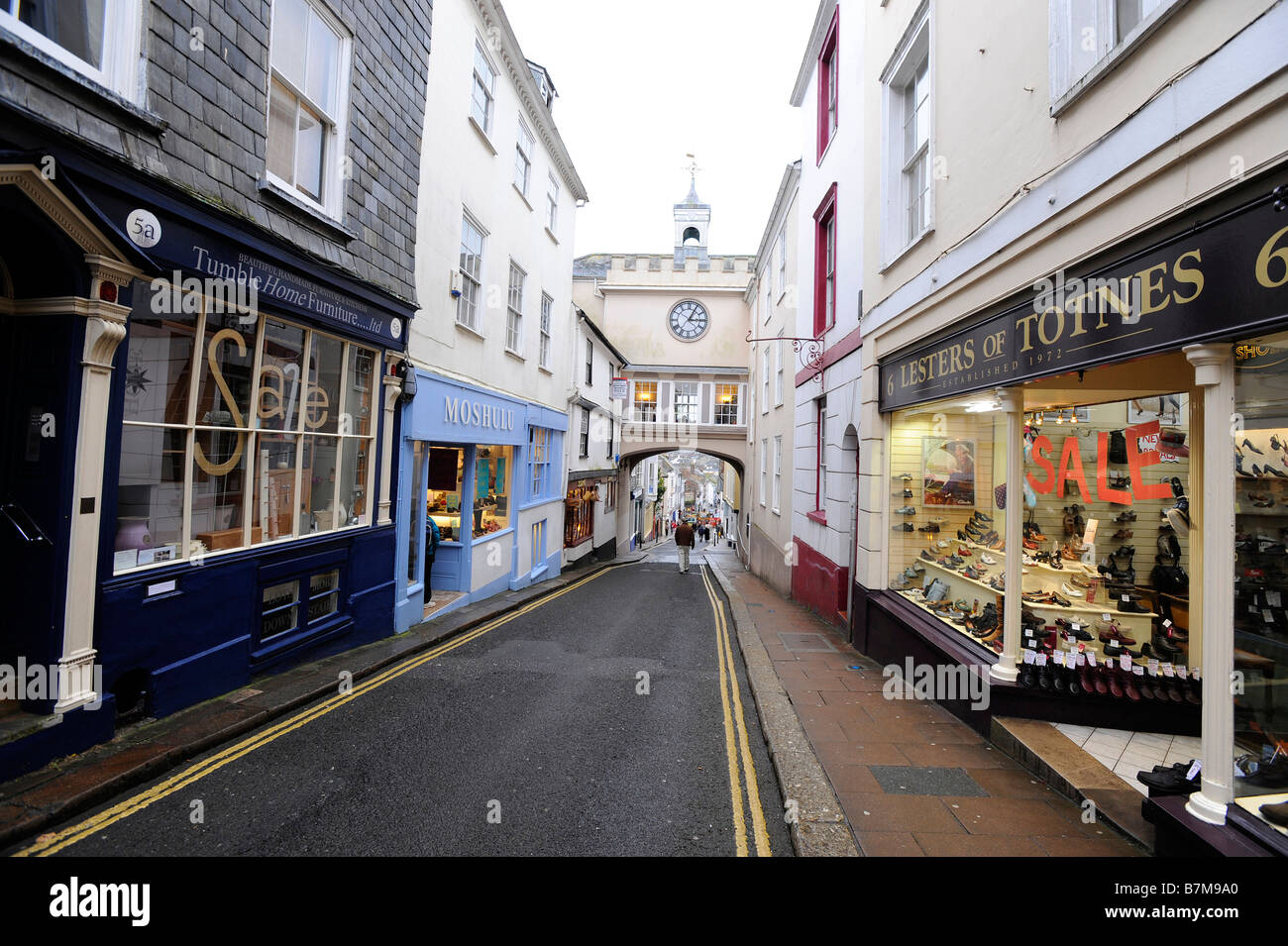 Allgemeine Ansicht von Süden von East Gate Arch und High Street, Totnes, Devon Stockfoto