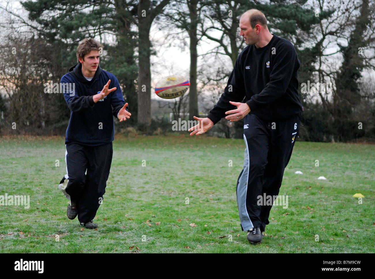 Ehemalige Wespen und England Rugby-star Lawrence Frank (rechts) führt eine Trainingseinheit in Buckinghamshire, England. Stockfoto