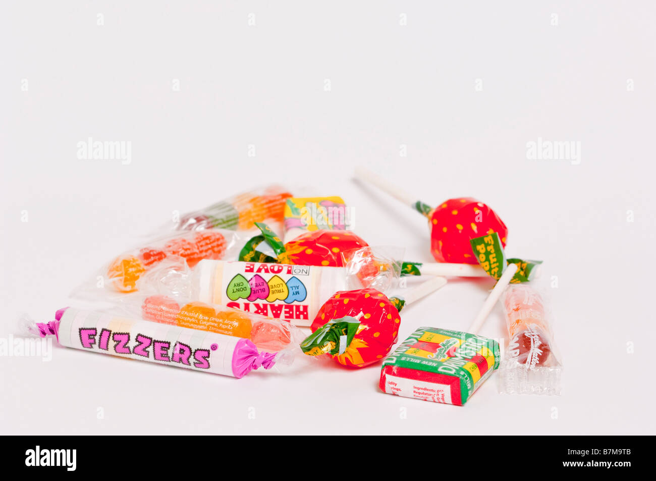 Eine Nahaufnahme von einigen Süßigkeiten Bonbons und Lutscher auf weißem Hintergrund Stockfoto