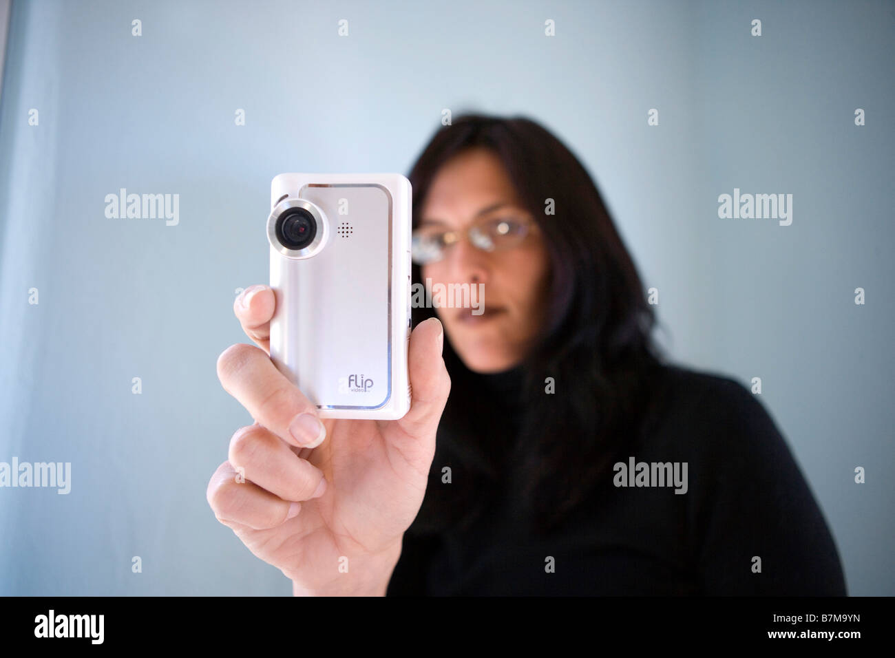 Frau Mitte dreißig video Aufzeichnung mit einer kleinen Flip Videokamera Stockfoto
