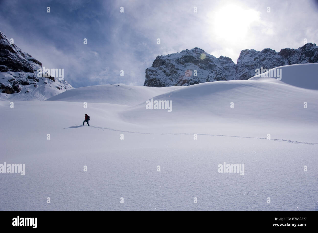 Ski-Alpinisten machen einen Track in "Valletta dal Guglia" in der Nähe der Julierpass, Schweizer Alpen, Graubünden. Stockfoto