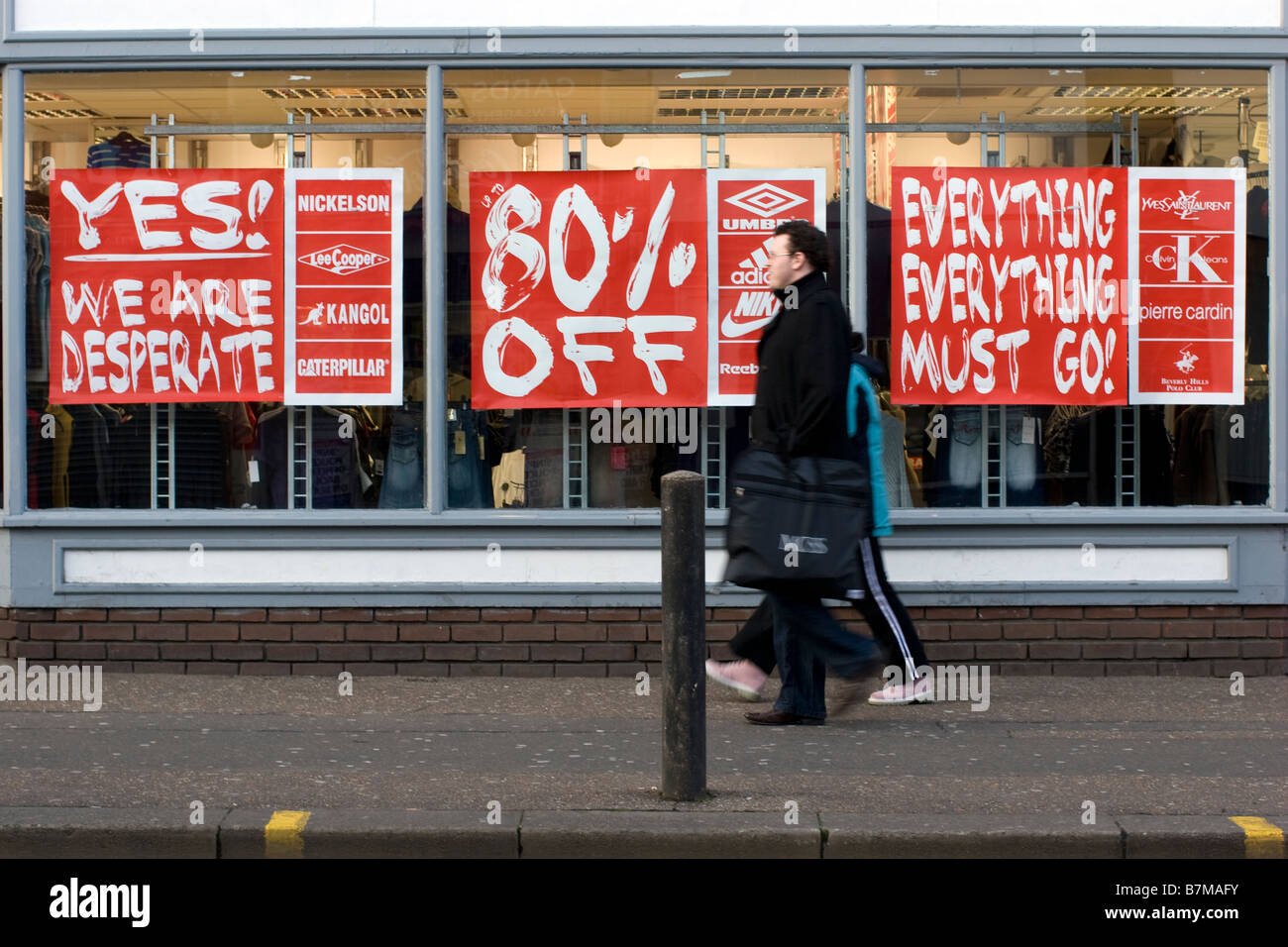 Credit Crunch, Shop, Store mit 80 % Rabatt auf Schilder und wir sind verzweifelte Schilder in Shop Window, London, Großbritannien Stockfoto