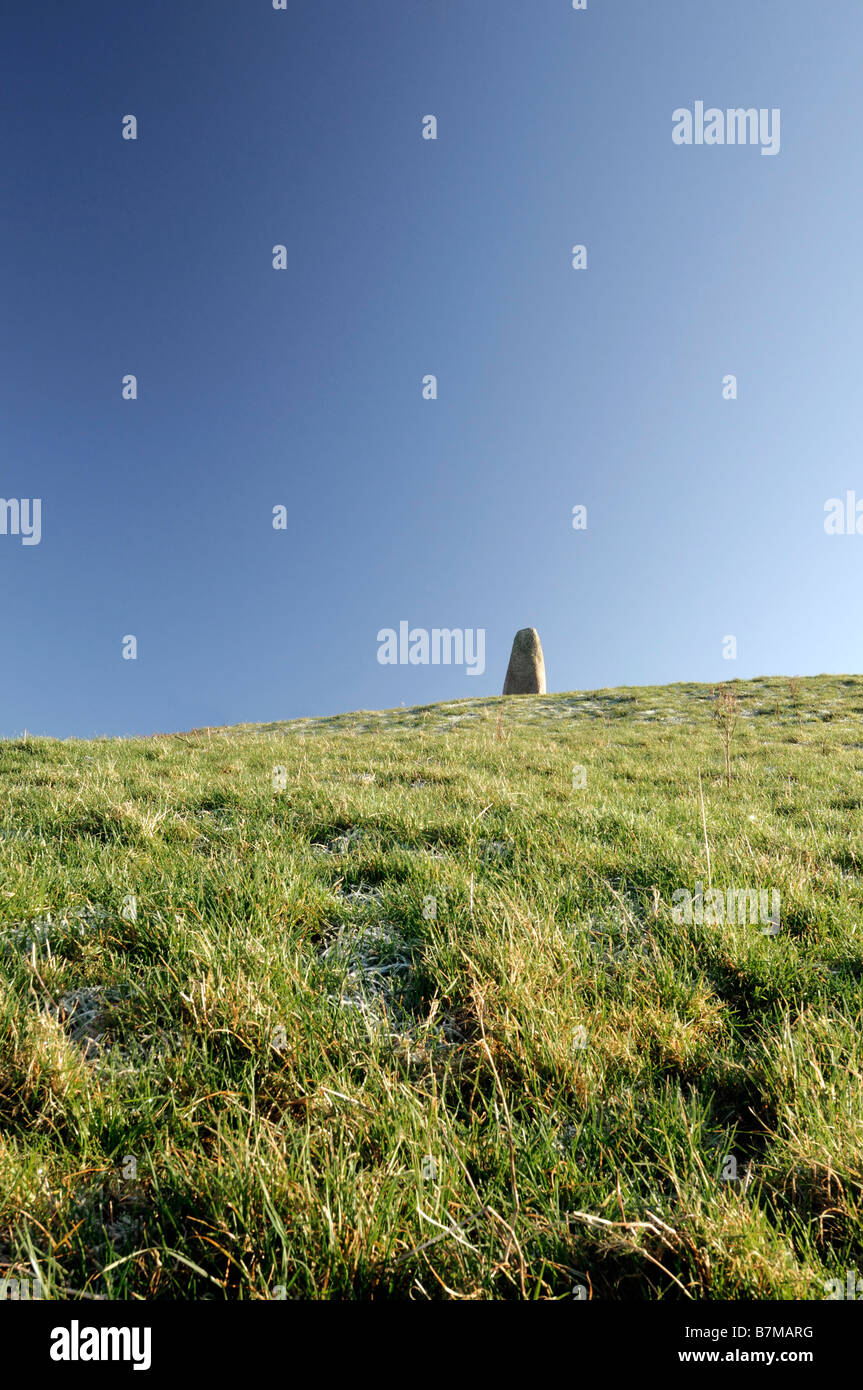 Kilgowen Menhir Hügel Granit-Monolith sitzt auf oben stehende Esker Kildare Ireland blauen Himmel Stockfoto