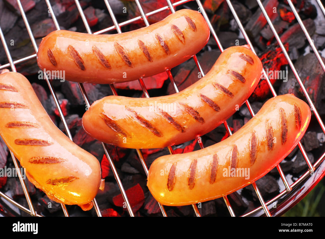 Würstchen in einem grill Stockfoto