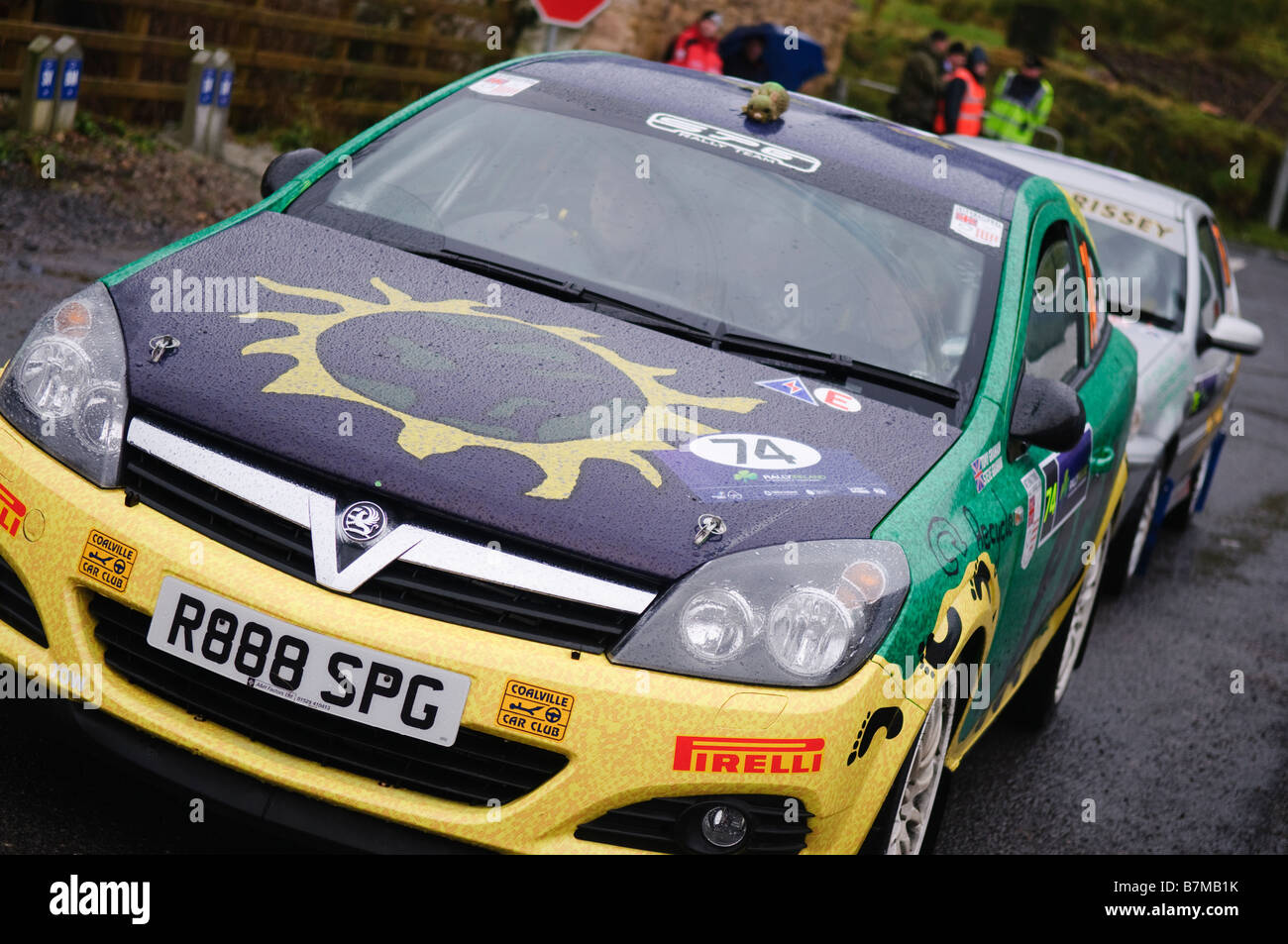 Rallye-Autos am Start der Etappe am Rallye Irland bei starkem Regen. Vauxhall Astra Rallye D Fahrer Steve Graham, Copiloten Tony Graham. Stockfoto