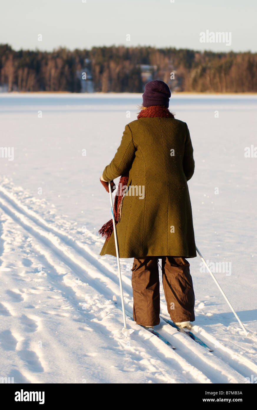 Skifahren am zugefrorenen See, Lohja, Finnland Stockfoto