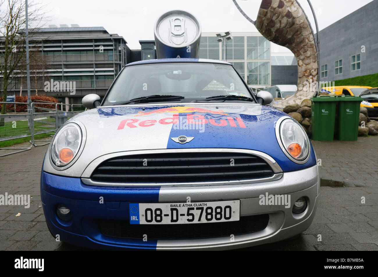 Vorderseite des Red Bull livrierter BMW Mini mit großen Replik Getränke können montiert auf hinten Stockfoto