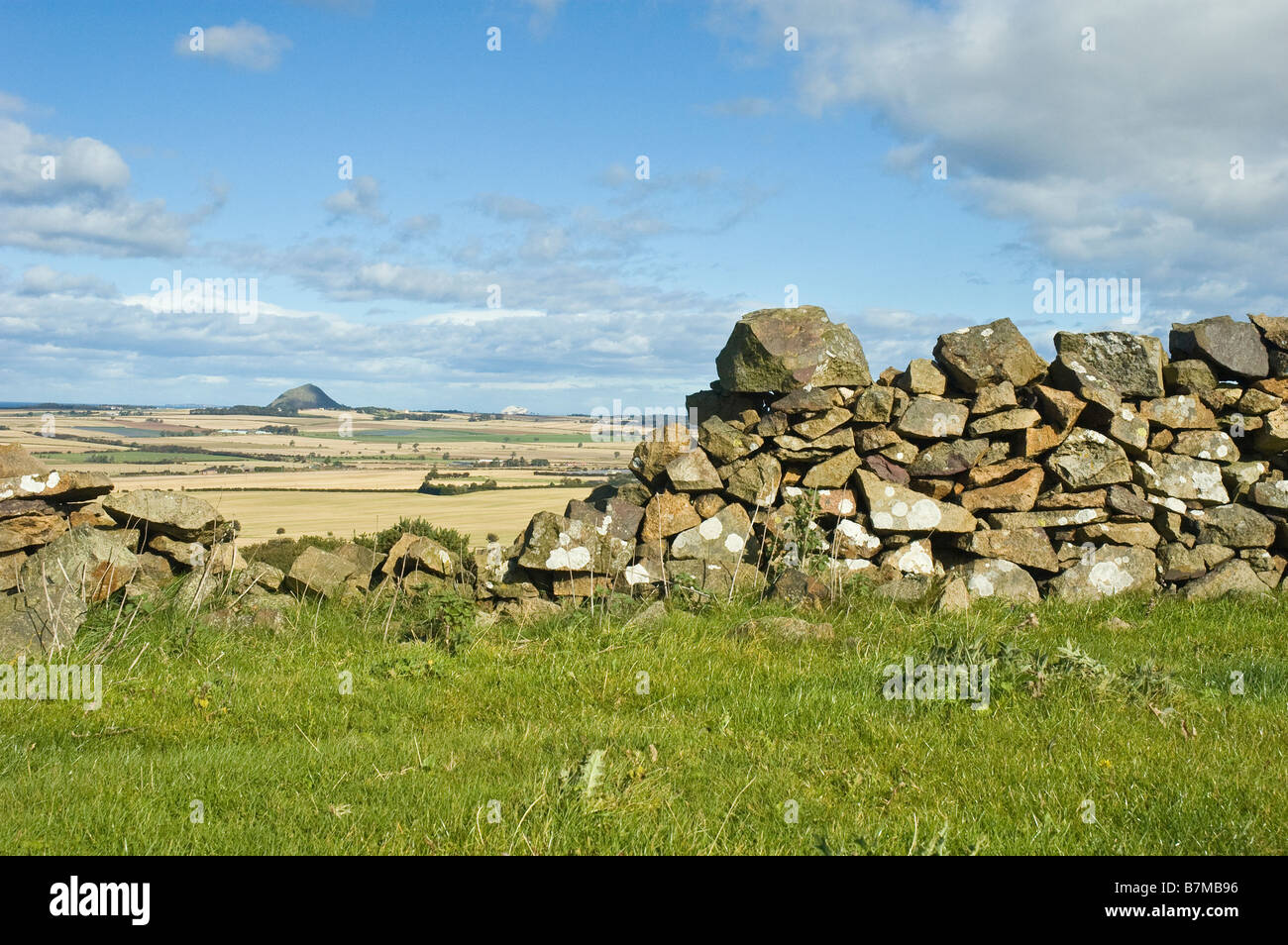 A aufgeschlüsselt Trockenmauer mit North Berwick Gesetz in der Ferne Stockfoto