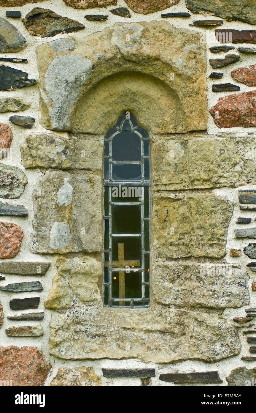 Kleines verbleiten Fenster mit einfachen Holzkreuz in die Steinwand Iona Abbey, in der Nähe von Isle of Mull, Schottland. Stockfoto