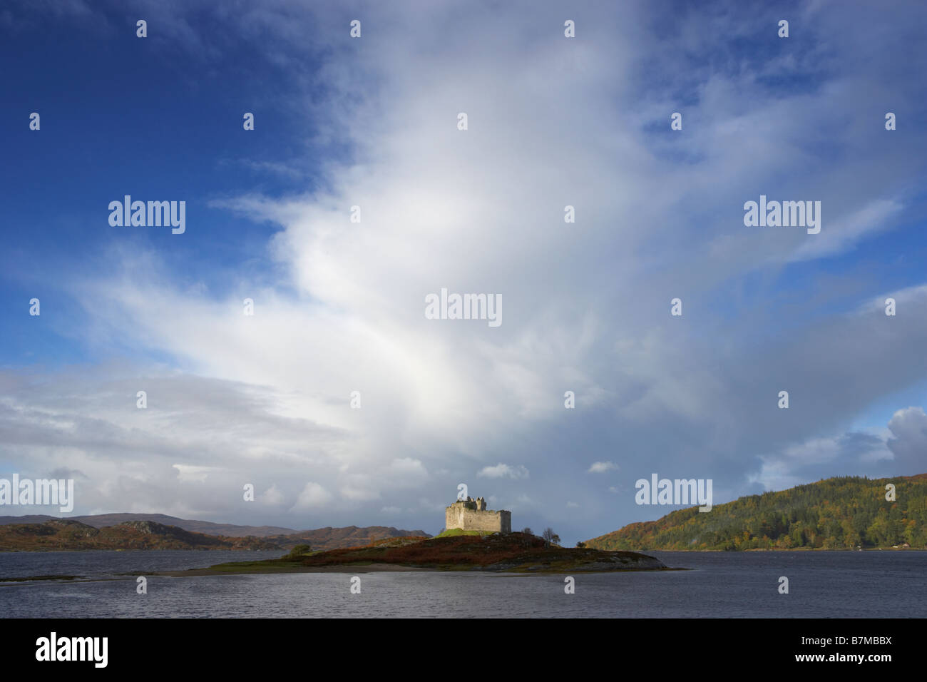 Castle Tioram und Loch Moidart unter großen Unheil verkündende Wolke Highlands Schottland Stockfoto