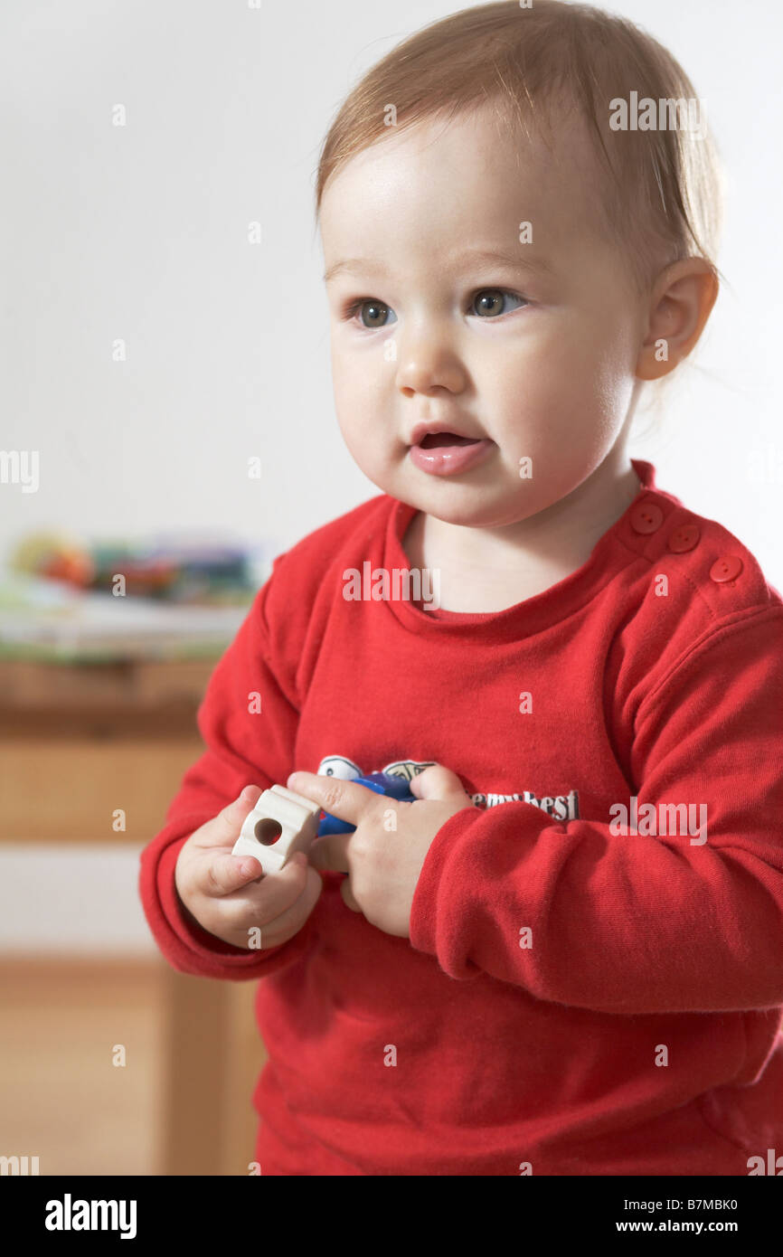 Kind 18 Monate Sehr Anstrengend 12 to 18 months -Fotos und -Bildmaterial in hoher Auflösung – Alamy