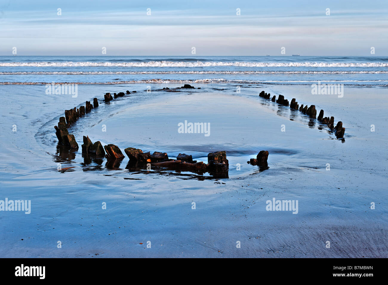 Hölzer des Schiffbruchs zeigt über dem Sand bei Ebbe Stockfoto
