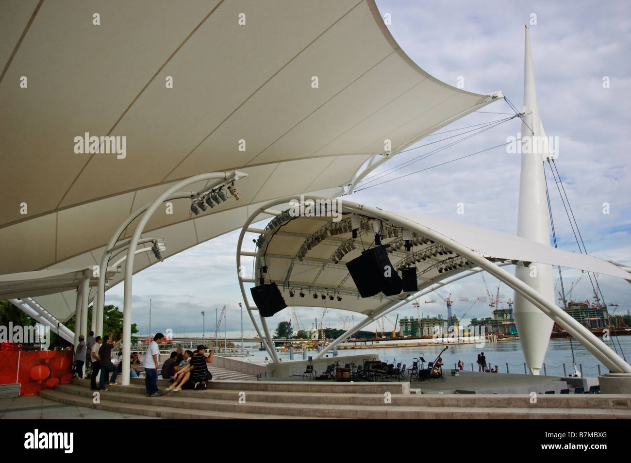 Freilichtbühne im Esplanade Theater neben der Singapore River Stockfoto