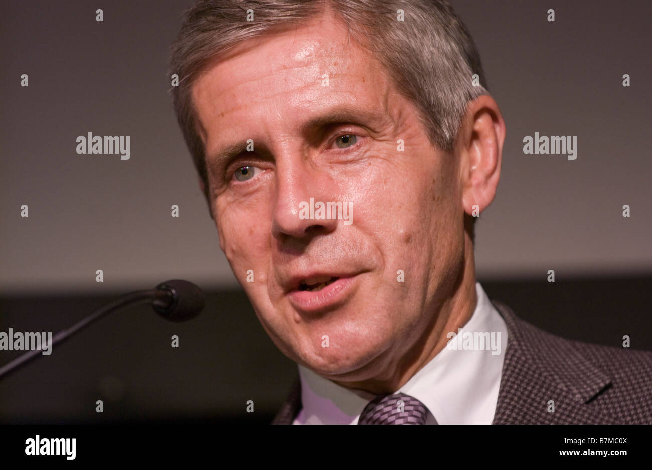 Sir Stuart Rose Executive Chairman von Marks &amp; Spencer abgebildet bei The Guardian Hay Festival 2008 Hay on Wye Powys Wales UK Stockfoto