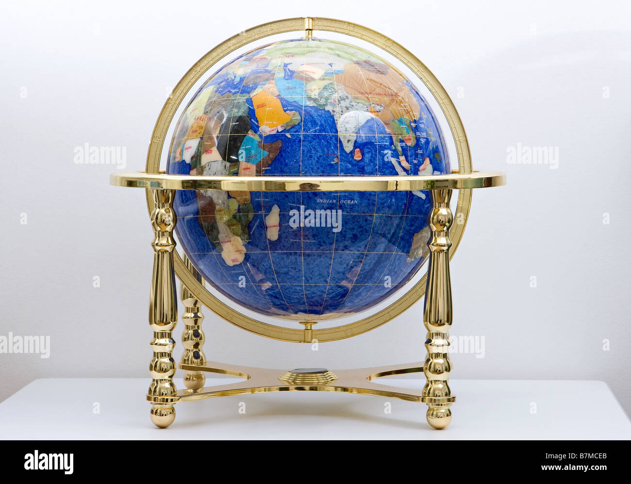 Großer Drehbarer Gemmstone Globe auf Messingständer Mit Kompass Stockfoto