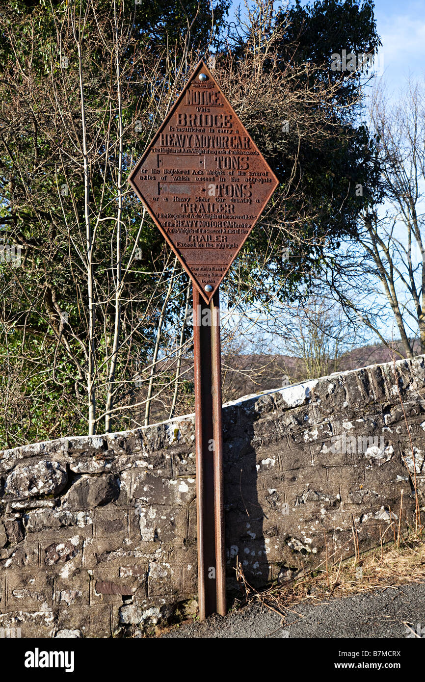 Alte Gusseisen Gewicht Begrenzung Zeichen auf Brücke über Brecon und Monmoushire canal House Wales UK Stockfoto