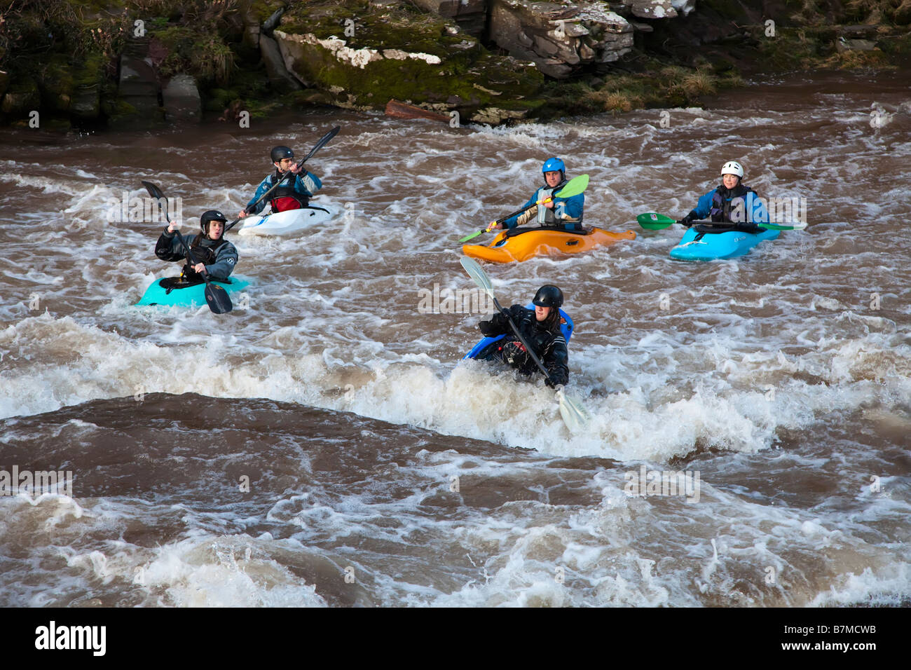 Fünf Kajaks im Wildwasser Fluss Usk Wales UK Stockfoto