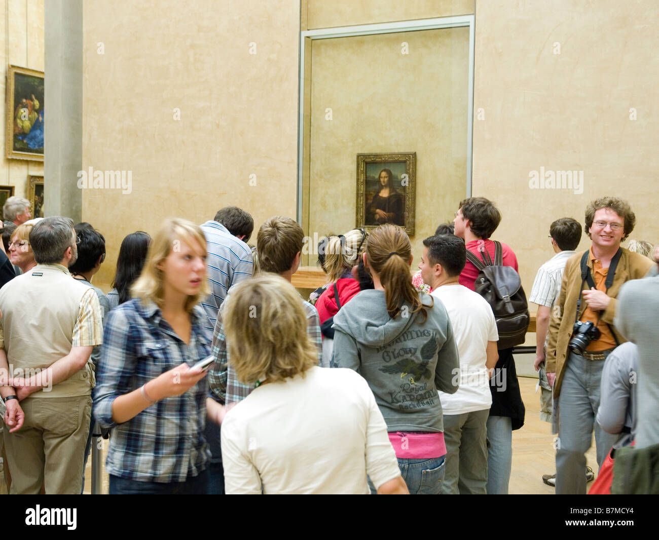 Besucher zum Louvre Museum betrachten die Mona Lisa von Leonardo de Vinci gemalt, während der italienischen Renaissance, Paris Frankreich Stockfoto