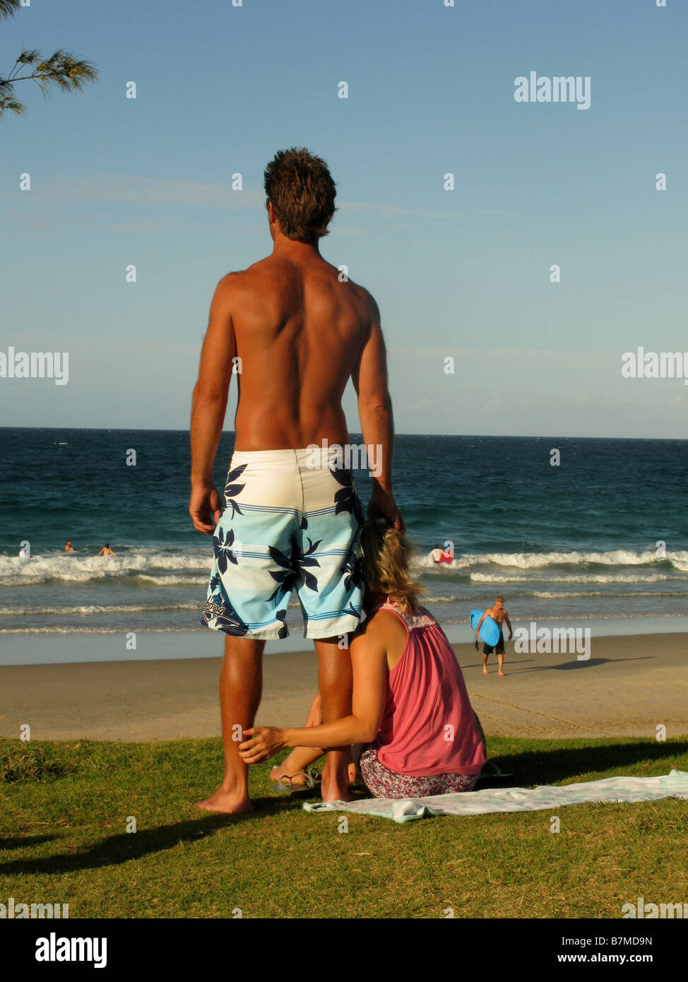 Ein junger Mann und eine Frau am Strand Byron Bay Australien Stockfoto