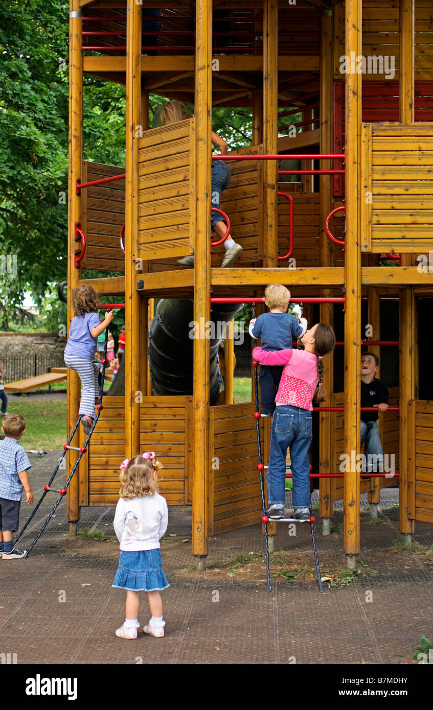 Kinder spielen und Klettern auf Abenteuer Ausrüstung im Park [Blaise Castle] Estate Bristol UK Stockfoto