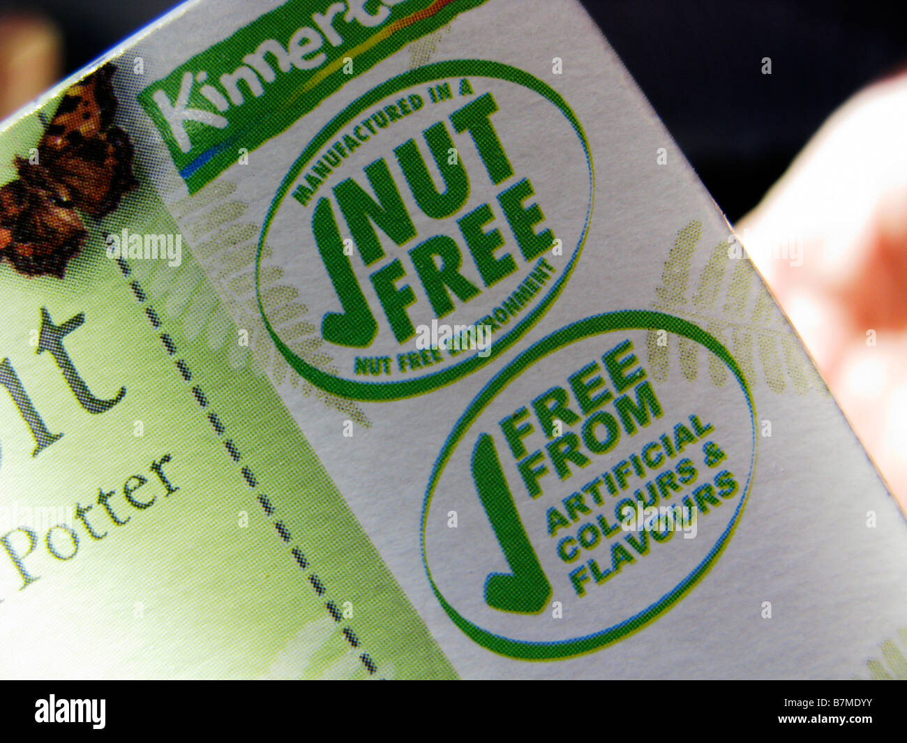 Osterei in Recycling-Verpackungen in einer Nuss Umgebung frei von künstlichen Farben Aromen Zutaten Stockfoto