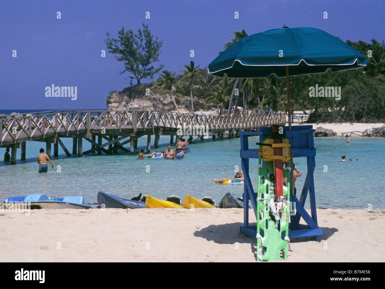 Rettungsschwimmturm auf der Blue Lagoon Island (Salt Cay) Bahamas Islands Caribbean Stockfoto