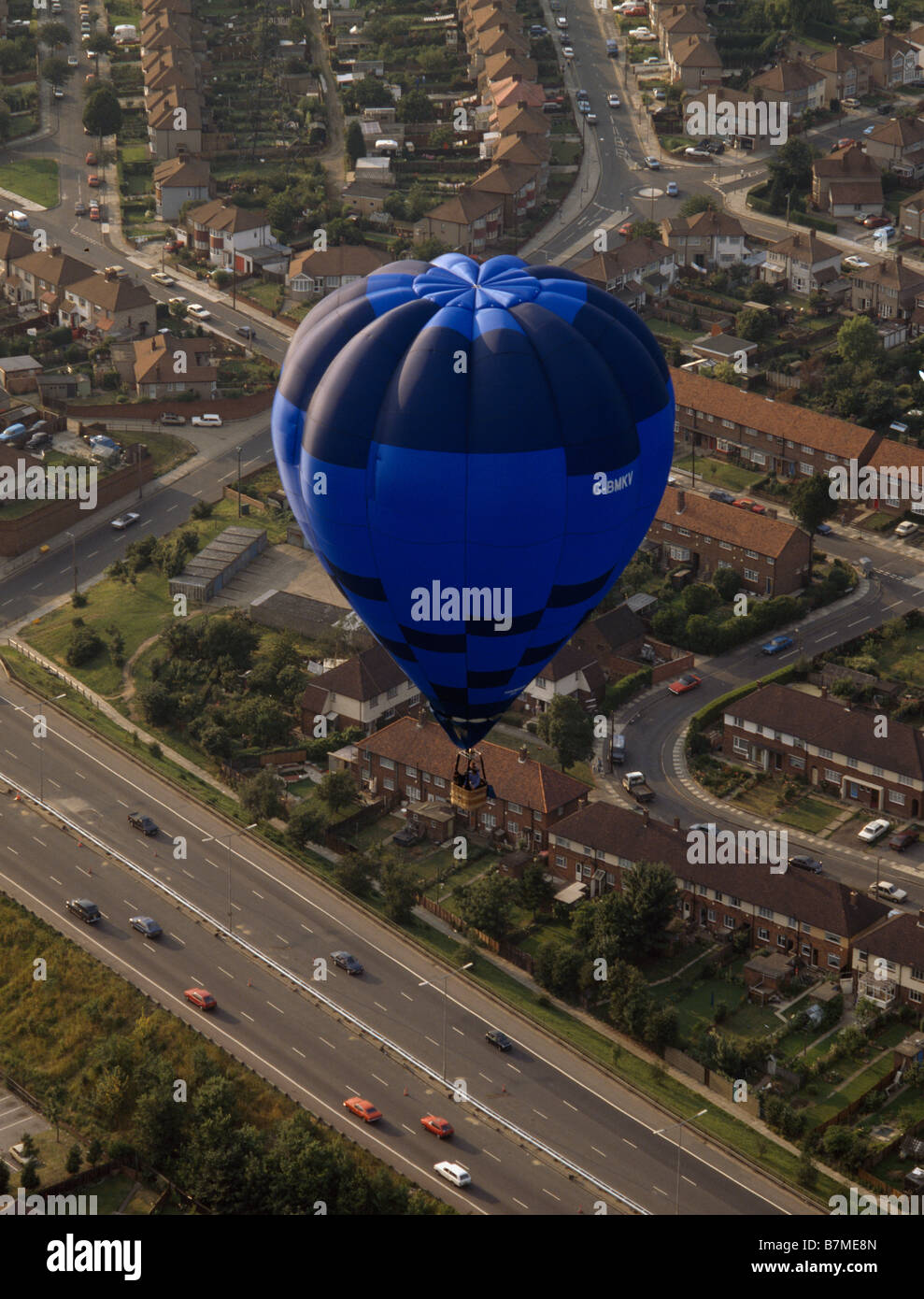 Heißluftballon G-BKMV fliegen über London Vororte Stockfoto