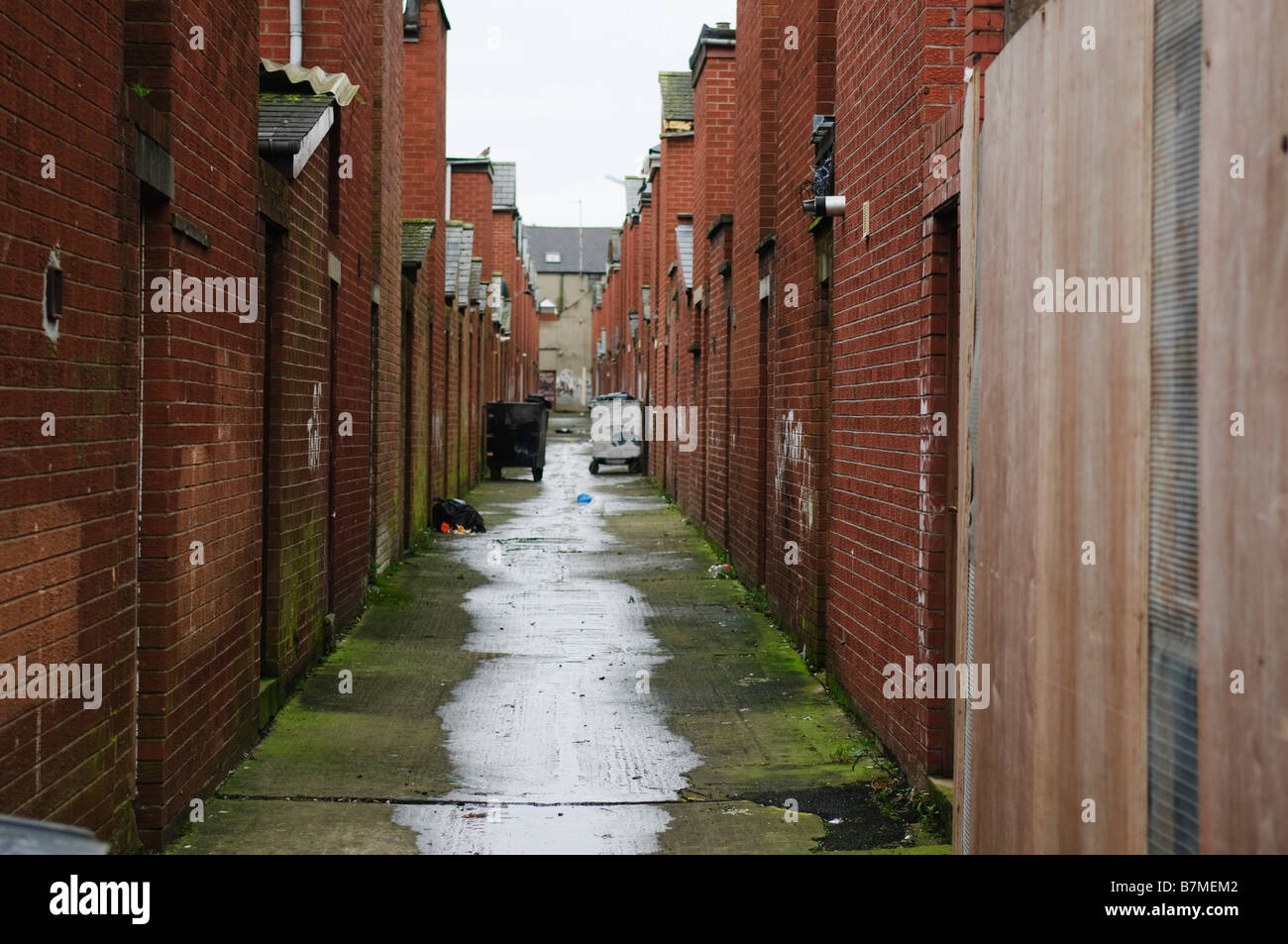 Hintere Gasse in Belfast (bekannt als "Eintrag") Stockfoto