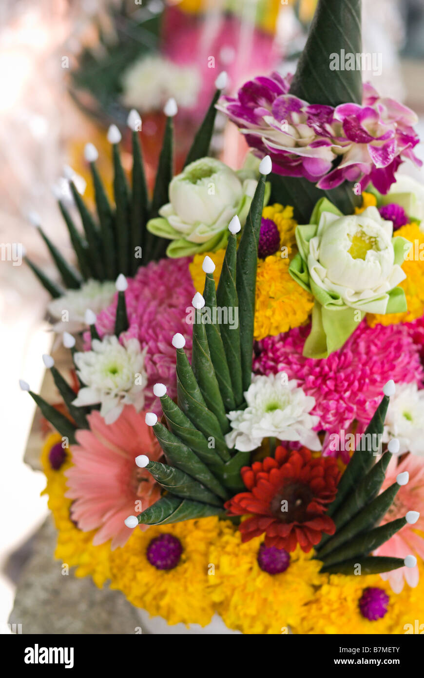 Frisch zubereitete devotional Blume Angebote zum Verkauf auf einen Stand auf Pak Khlong Talad Blumenmarkt Bangkok Thailand Stockfoto