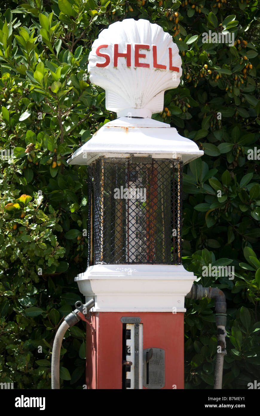 Antike Schale Zapfsäule, Rue Lavaud, Akaroa, Banks Peninsula, Canterbury, Neuseeland Stockfoto