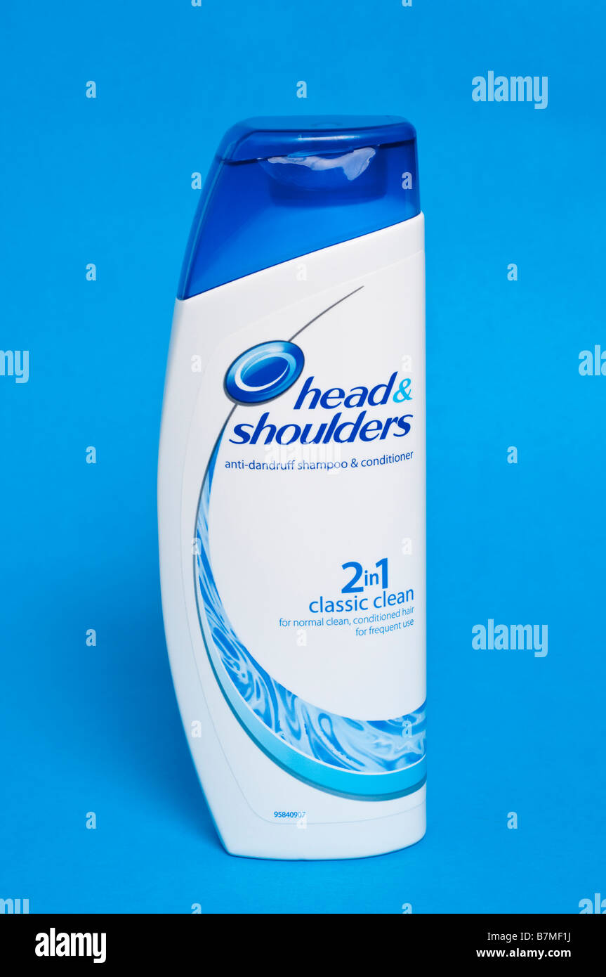 Eine Nahaufnahme von einer Flasche Kopf & Schultern Anti-Schuppen-Shampoo und Conditioner auf blauem Hintergrund Stockfoto