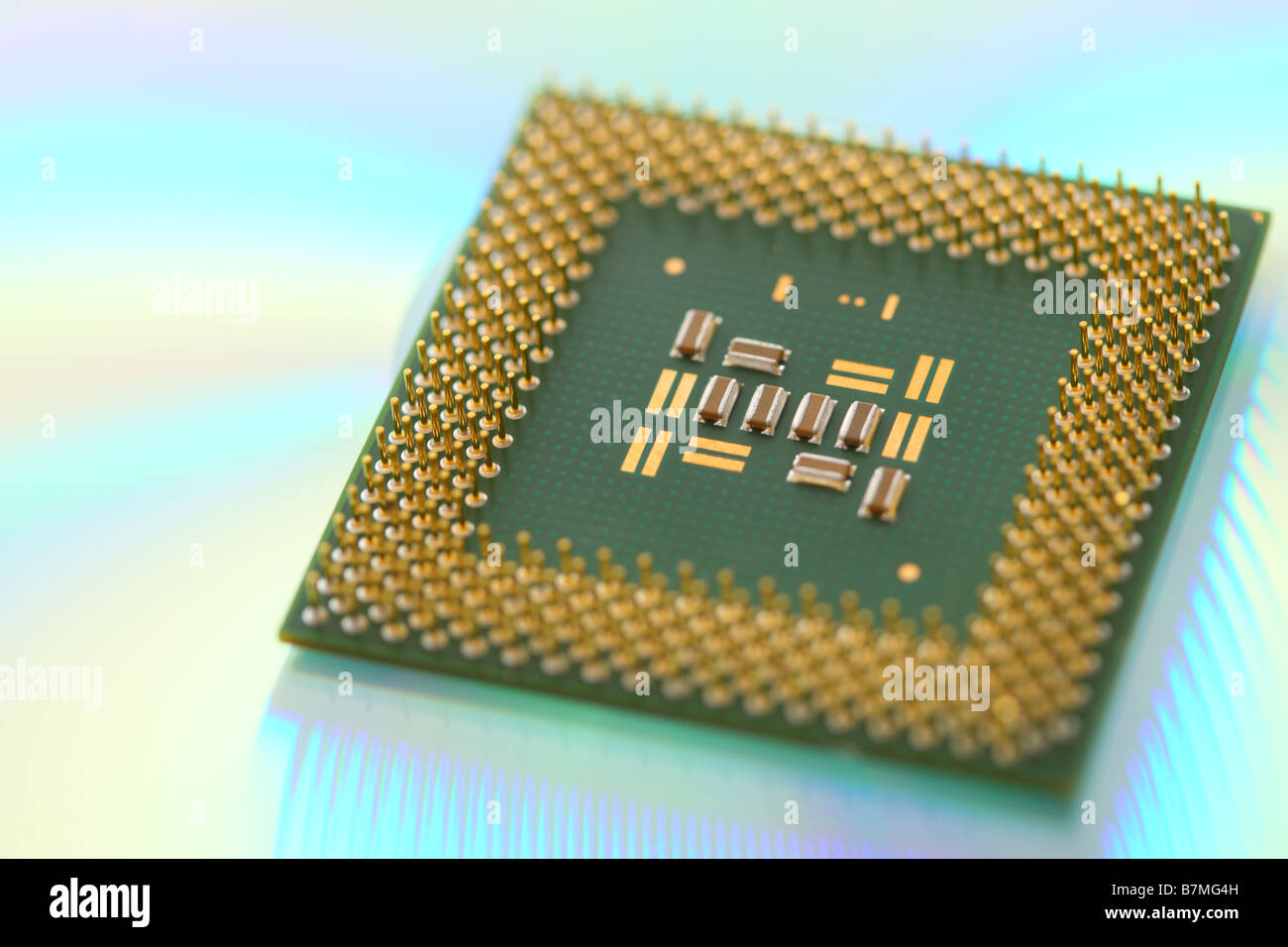 Computer CPU-Prozessor-Chip auf grün reflektierenden Hintergrund Stockfoto