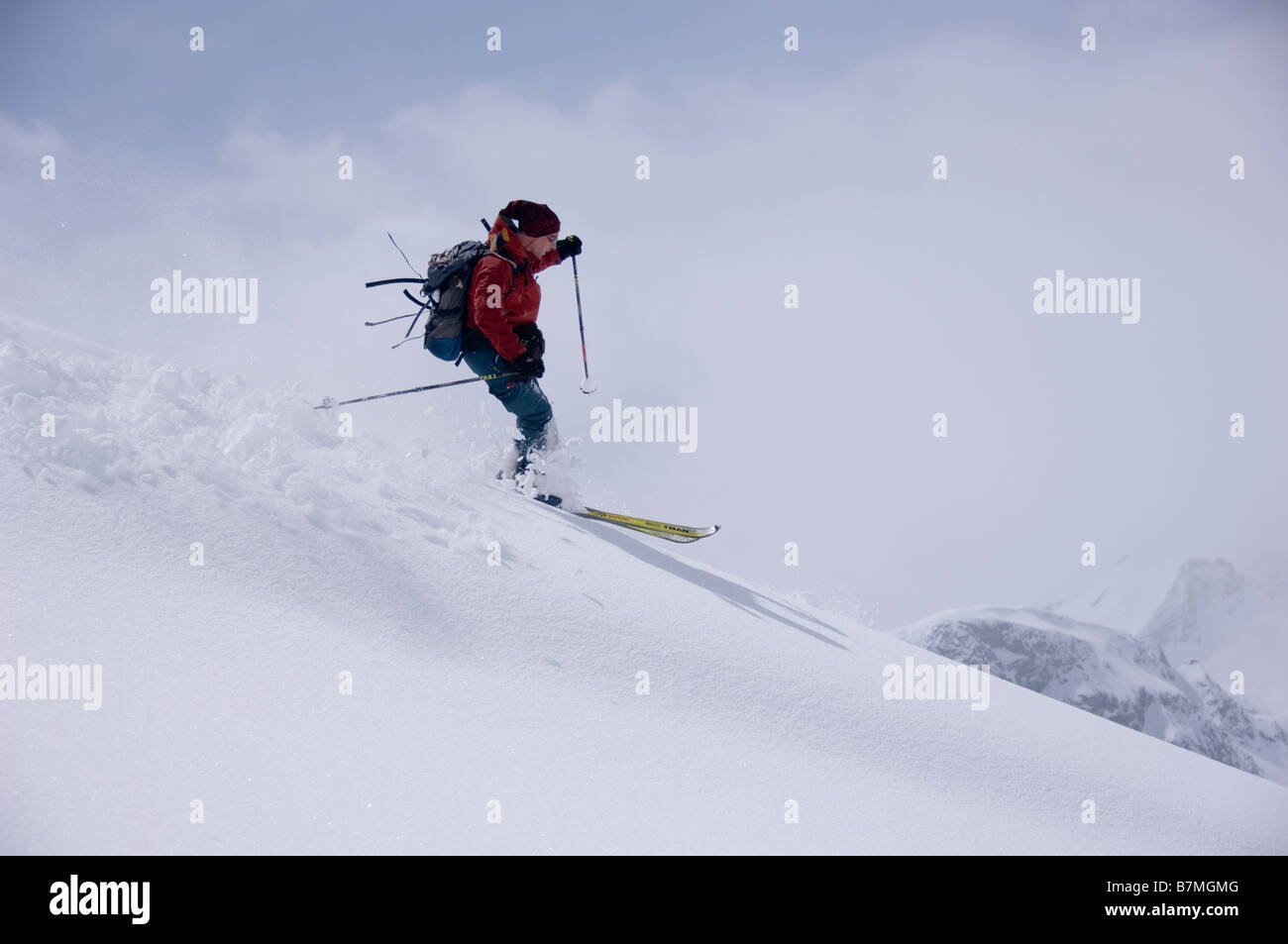 Ski-Alpinisten absteigender Hang in den Schweizer Alpen, Graubünden. Stockfoto