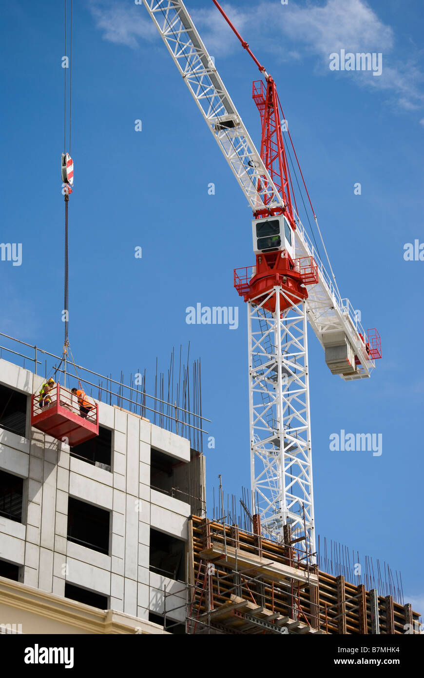 Baukran halten Arbeitnehmer auf Gebäude, Gloucester Street, Christchurch, Canterbury, Neuseeland Stockfoto