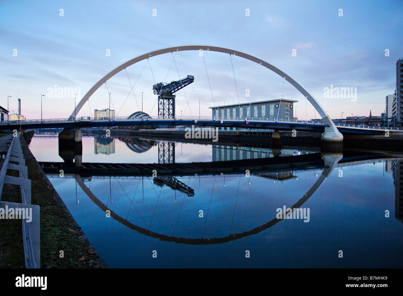 Finnieston Crane gesehen Reflectrd in den Fluss Clyde durch die zusammengekniffenen Brücke Stockfoto