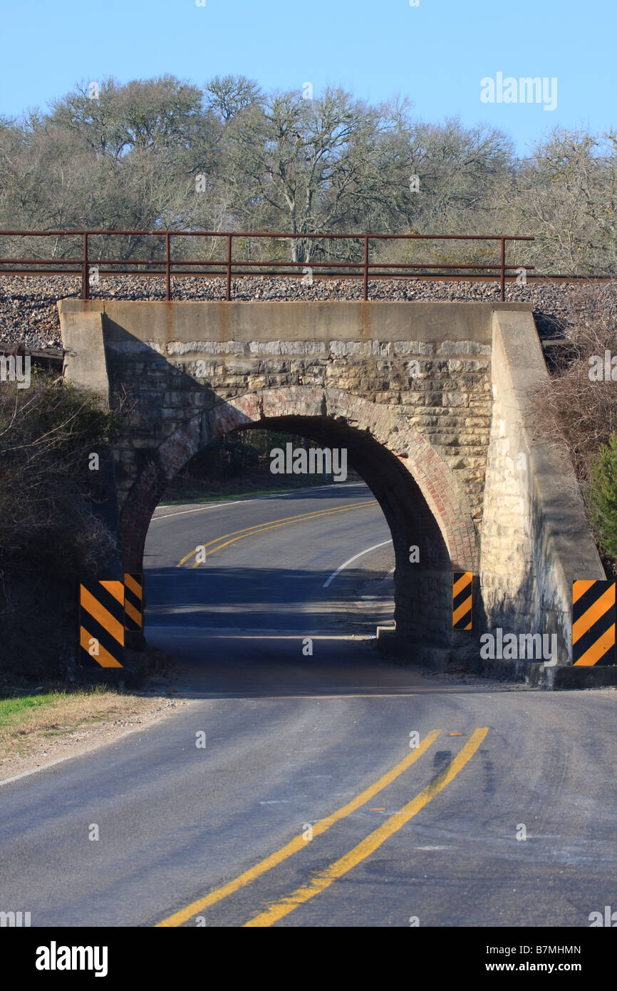 Einspurige Tunnel auf einer Kreisstraße. Stockfoto