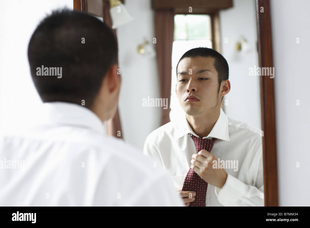 Mann seine Krawatte anpassen Stockfoto