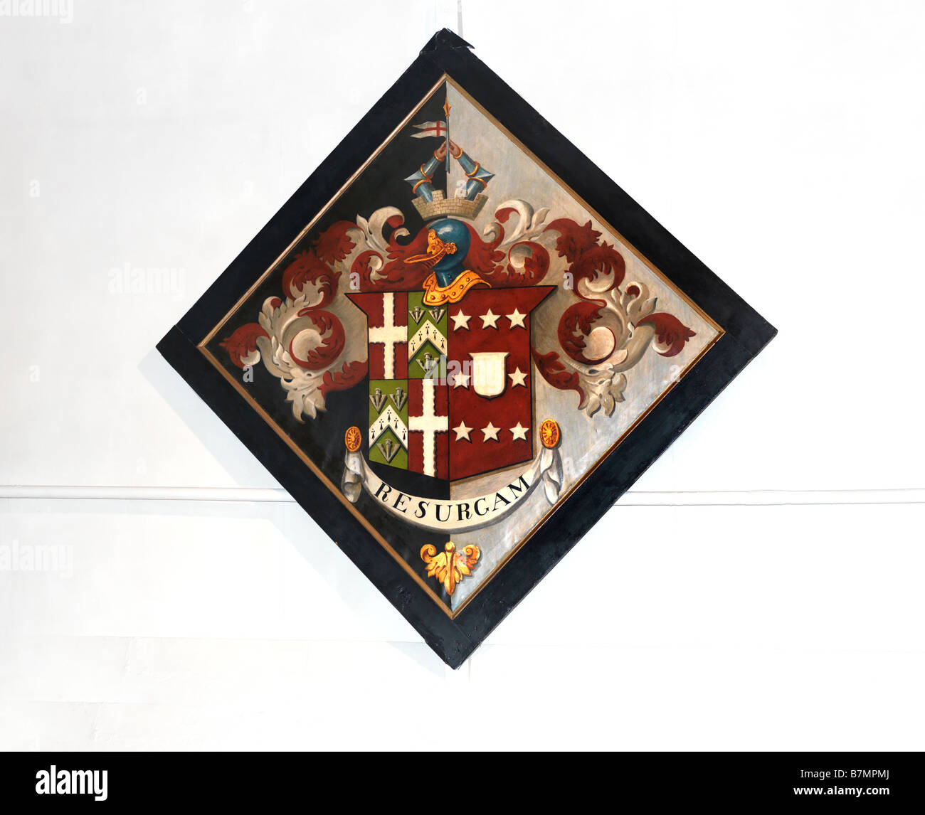 Hachment Heraldik mit den Worten Resurgum Latein für ich St Lawrence Kirche Morden Surrey England wieder auferstehen Stockfoto