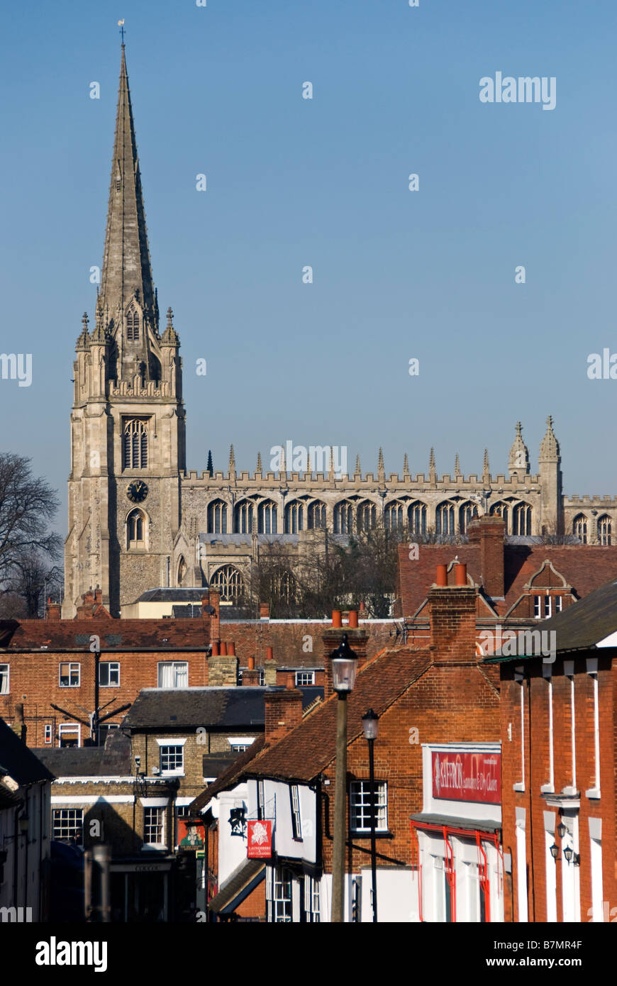 Safran Walden, Essex, Großbritannien. Turm und Turmspitze der 15c-Kirche der Jungfrau Maria über den Dächern der Stadt Stockfoto