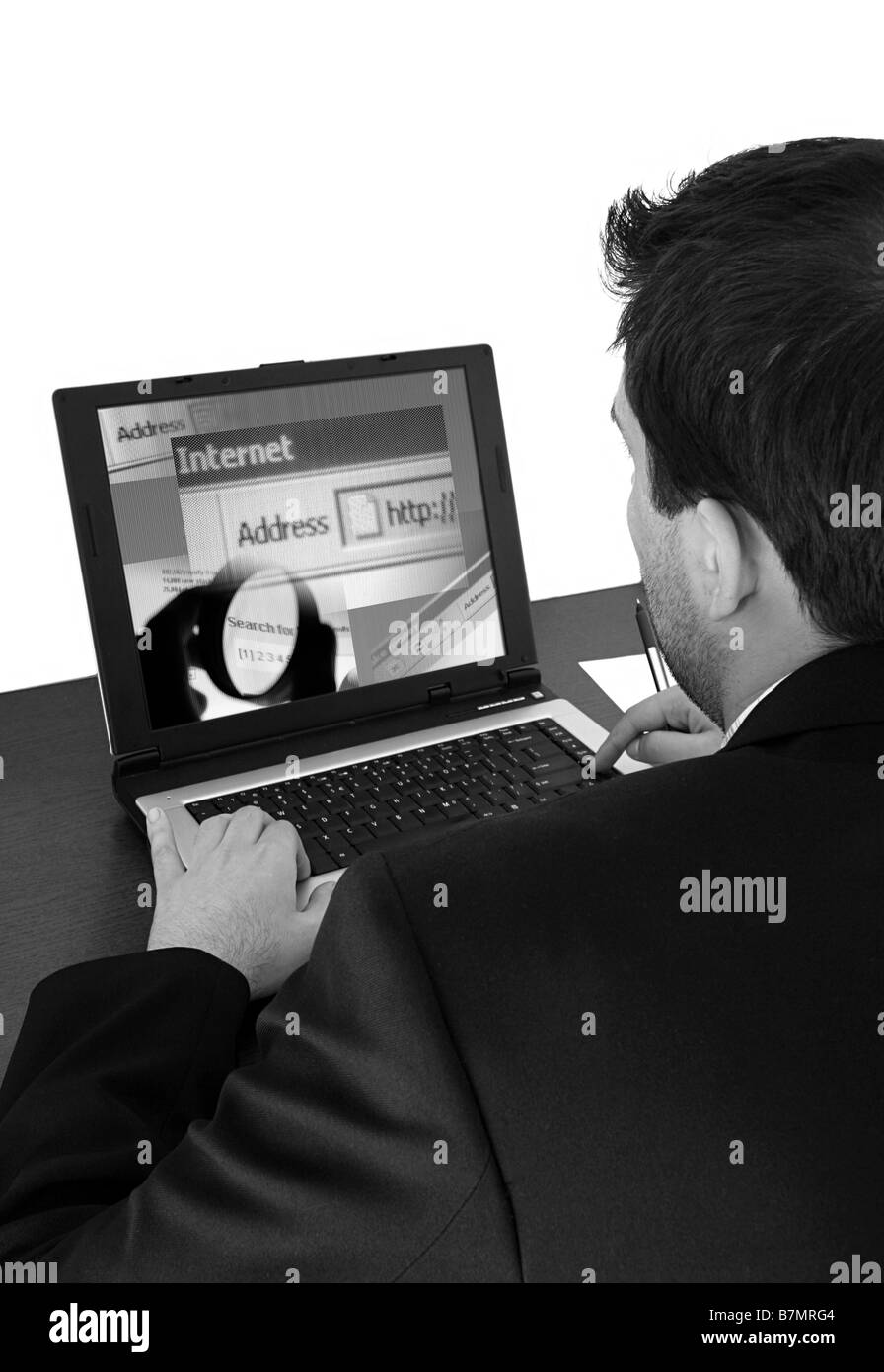 Junger Geschäftsmann arbeiten am Laptop auf weiß Stockfoto